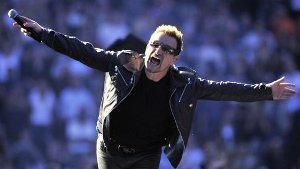 Bonos Flugzeug verliert Heckklappe