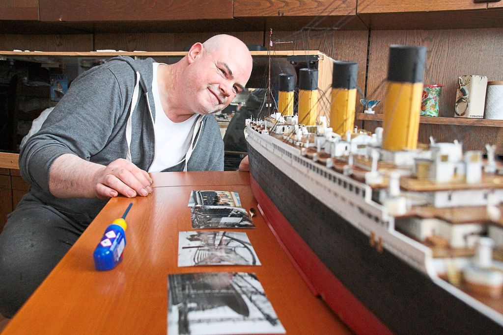 Wolf-Dieter Bastian aus Furtwangen hat die Titanic nachgebaut. 200 Arbeitsstunden hat er in das Modell gesteckt.Fotos: Jundt