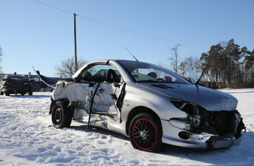 Der Autofahrer des silbernen Peugeot nahm wohl die Vorfahrt und kollidierte mit einem Nissan (im Bildhintergrund). Der Peugeot-Fahrer wurde schwer verletzt. Ein Hund, der sich im Auto befand, starb. Foto: Wagner