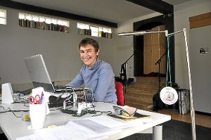 Notizhefte, PC und Ausdrucke: Stadtschreiberin Odile Kennel hat sich ihren Arbeitsplatz zum Schreiben im Hausacher Molerhiisli eingerichtet.   Foto: Möller
