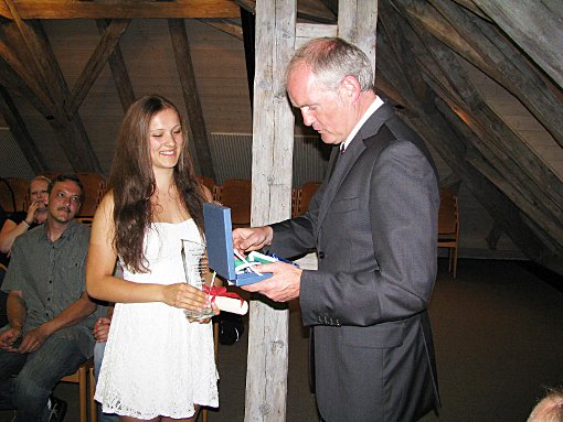 Den Viktor-Rieber-Pokal und die silberne Sportmedaille überreichte Bürgermeister Michael Maier an Sarah Wolfer.  Foto: Retter Foto: Schwarzwälder-Bote