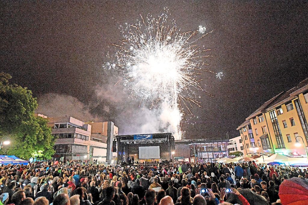 Eine große Geburtstagsfeier zum Stadtjubiläum sollte sie werden, die 12. Schwenninger Kulturnacht – und wurde es: 14.000 Besucher trotzten dem Wetter und verwandelten die Stadt in eine bunte Partymeile. Zur Bildergalerie