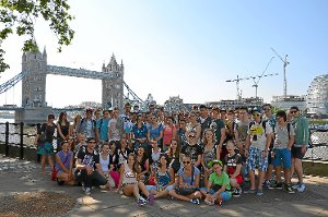 Die Realschüler posieren vor der Kulisse der berühmten Tower-Bridge. Foto: Räuber Foto: Schwarzwälder-Bote