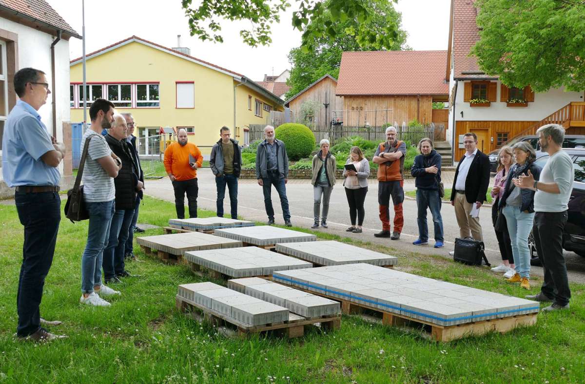 Der Gemeinderat bemustert eine Auswahl an Steinen, die für den Vorplatz der Alten Kirche vorgesehen sind. Foto: Stöhr
