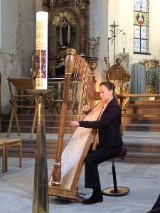 Mit feinen Klängen auf ihrer Harfe zieht Stefanie Kirner die Konzertbesucher in ihren Bann.  Foto: Appel Foto: Schwarzwälder-Bote
