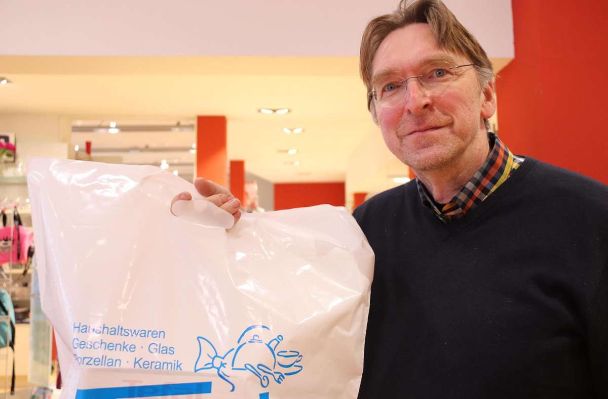 Gerhard Werb, Inhaber des Haushalts- und Spielwarengeschäfts Thedy, gibt noch Plastiktüten aus, will aber keine neuen mehr bestellen.