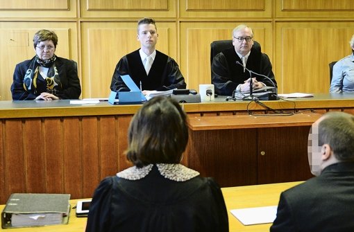 Das Heilbronner Schöffengericht mit Richter Norbert Winkelmann (2.von rechts) beschäftigt sich mit  den Millionenschäden einer beispiellosen Brandserie. Foto: dpa