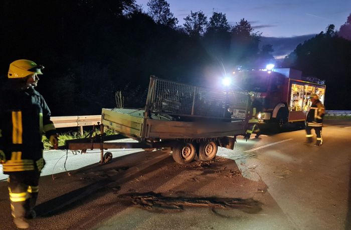 Straße in Sulz gesperrt: Forst-Anhänger kippt bei Bergfelder Klinge um