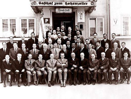 Auch der Sängerbund Bisingen in alten Tagen mit Dirigent Josef Kästle (vorne, Mitte) kommt im historischen Kalender vor.  Foto: privat Foto: Schwarzwälder Bote