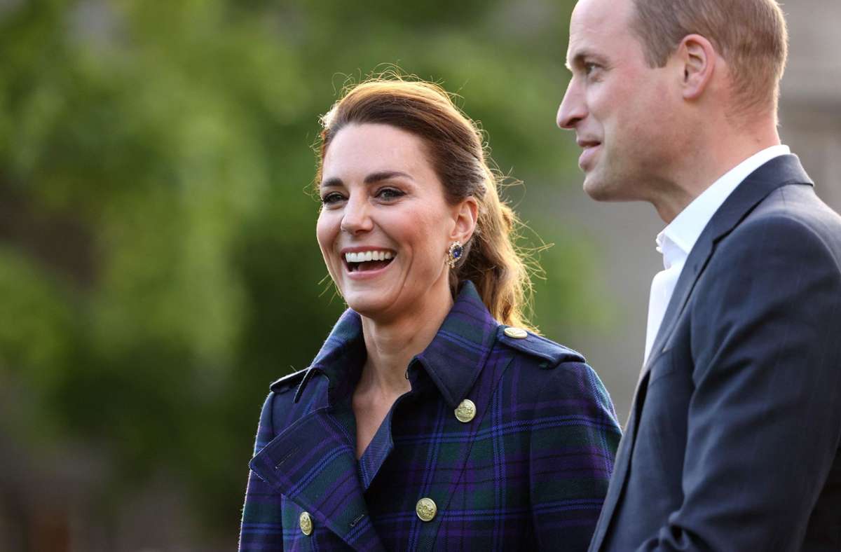 Herzogin Kate und Prinz William bereisen Schottland. In unserer Bildergalerie zeigen wir die schönsten Looks der Herzogin.