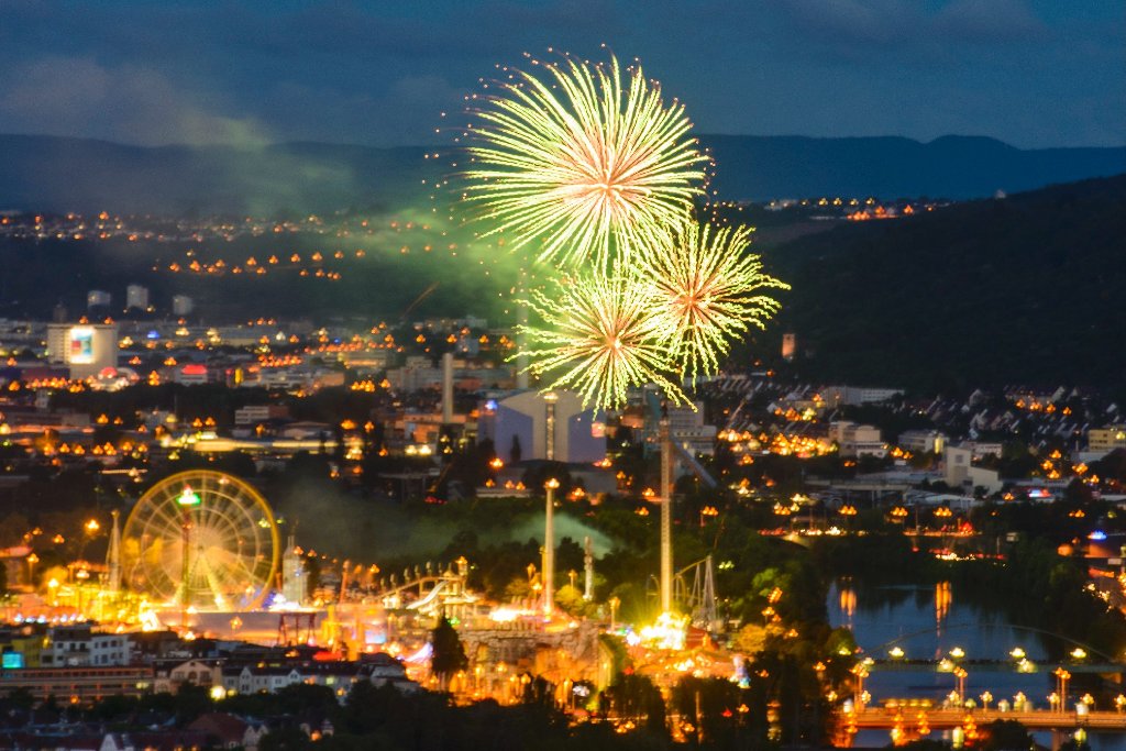 Mit einem farbenfrohen Spektaktel am Stuttgarter Nachthimmel wurde das Frühlingsfest am Sonntagabend beendet. Foto: www.7aktuell.de | Oskar Eyb