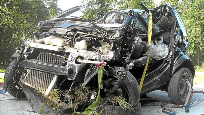 37-jähriger Smart-Fahrer verletzt sich schwer