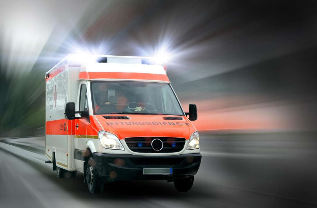 Mit dem Krankenwagen in die Klinik – für Angehörige und Patienten ein Schock. Foto: Thaut Images – stock-adobe