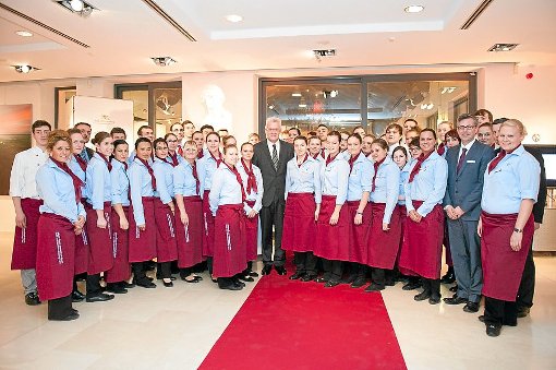 Ministerpräsident Winfried Kretschmann (Mitte) ließ sich mit den Hotel- und Gaststättenschüler gerne fotografieren.  Foto: Schule Foto: Schwarzwälder-Bote
