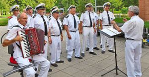 Der Shanty-Chor der Marinekameradschaft Ettlingen singt im Höfener Rathaushof.  Foto: Chor Foto: Schwarzwälder Bote