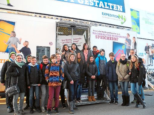 Die Frommerner Schüler und Lehrer vor dem Expeditionsmobil Foto: Schule Foto: Schwarzwälder-Bote
