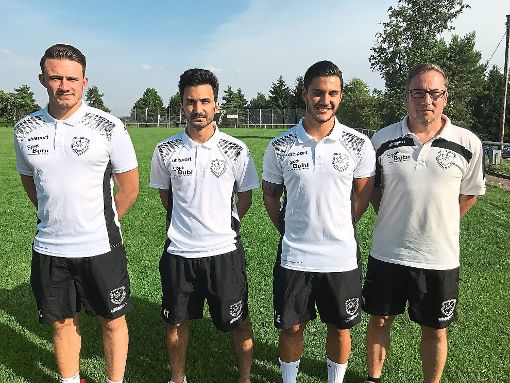 FV-Trainer Michael Henseleit (rechts) freut sich über seine Neuzugänge Matthias Gißler, Cihan Turan und  Marco Effinger (von links). Foto: Rohde Foto: Schwarzwälder-Bote