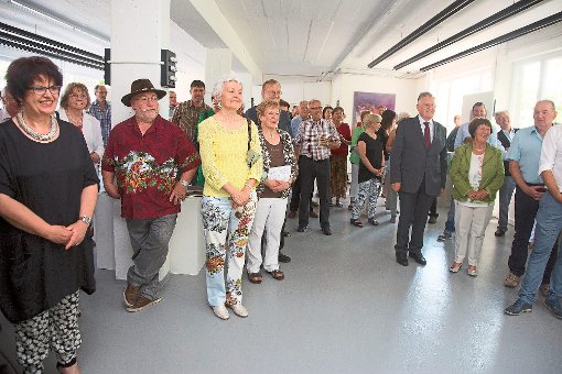 Künstlerin Brigitte Teufel (links) und die Vernissagengäste hören aufmerksam zu.  Foto: Streitberger Foto: Schwarzwälder-Bote