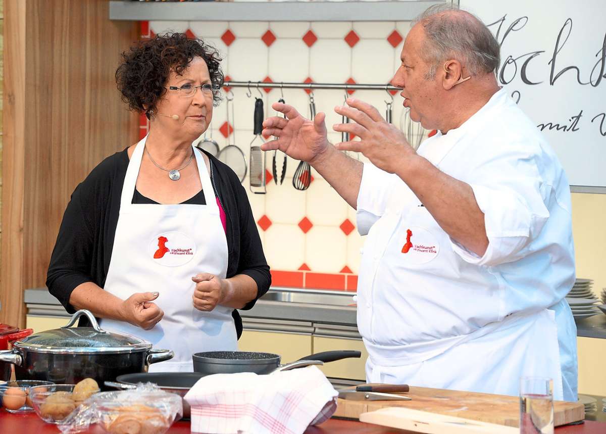 Seit vielen Jahren gehört Vincent Klink zu den besten Köchen des Landes. Hier spricht er mit Baden-Württembergs First Lady Gerlinde Kretschmann bei einer Kochsendung.