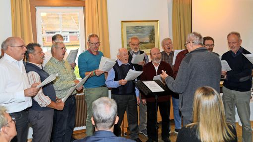Der Sängerkranz Mindersbach umrahmte den Festakt zum 50-jährigen Bestehen der Arbeitsgemeinschaft schönes Dorf in Mindersbach. Foto: Uwe Priestersbach