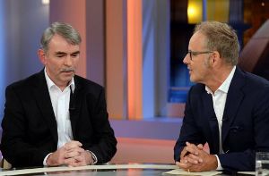 In schwarzem Anzug und weißem Hemd - Gustl mollaths Auftritt bei TV-Talker Reinhold Beckmann war fast geschäftsmäßig. Foto: dpa