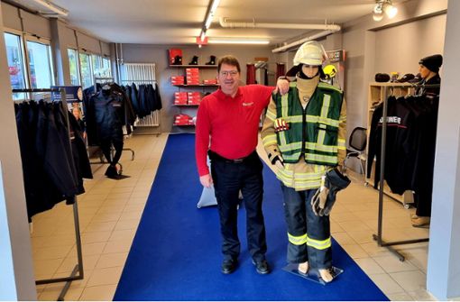 Ralf Hemminger in seinem neuen Laden Die Feuerwehrklamotte in Dunningen. Er hat sich mit einem eigenen Handelsbetrieb selbstständig gemacht. Foto: Otto