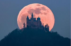 Niklas Spether ist diese Aufnahme mit Burg Hohenzollern und Mond im Hintergrund gelungen. Foto: Spether
