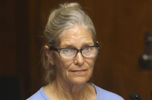 Leslie Van Houten nimmt an ihrer Bewährungsanhörung in der California Institution for Women teil (Archivbild vom 6. September 2017). Die 73-Jährige ist unter Bewährungsaufsicht aus dem Gefängnis entlassen worden. Foto:  