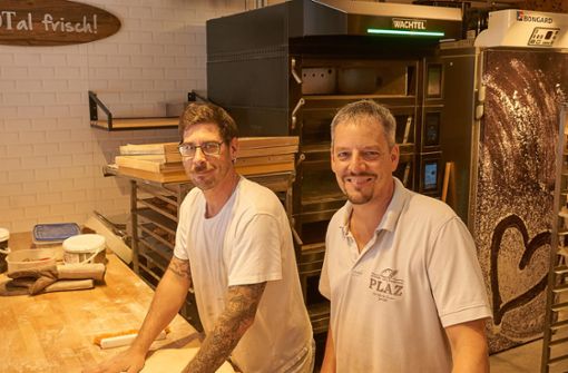 Bäckermeister Tobias Plaz (rechts) und sein Kollege Stefan Molitor in der frisch renovierten Schau-Bäckerei treibt eine Sorge um: Was kriegen wir noch gebacken, wenn die Energiepreise explodieren? Foto: Lück