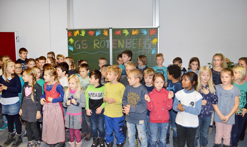 Die Grundschüler der Klassen 1 bis 4 umrahmen die Einsetzungsfeier mit fröhlichem Gesang. Fotos: Herzog