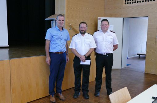 Wahlen bestätigt: Bürgermeister Markus Huber (von links) mit dem Leinstetter Abteilungskommandanten Oliver Weil und seinem Stellvertreter Michael Legler Foto: Stöhr