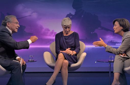 Linken-Politiker Klaus Ernst echauffiert sich, Marieluise Beck (Grüne) ist genervt – und Sandra Maischberger (rechts), versucht zu vermitteln. Foto: ARD / Maischberger/Screenshot
