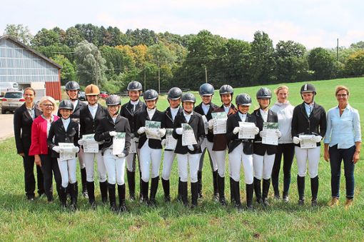 Die 13 Reiterinnen können ihre Urkunde stolz in den Händen halten. Alle haben sehr gut abgeschnitten. Foto: Weller-Mühlbauer Foto: Schwarzwälder Bote