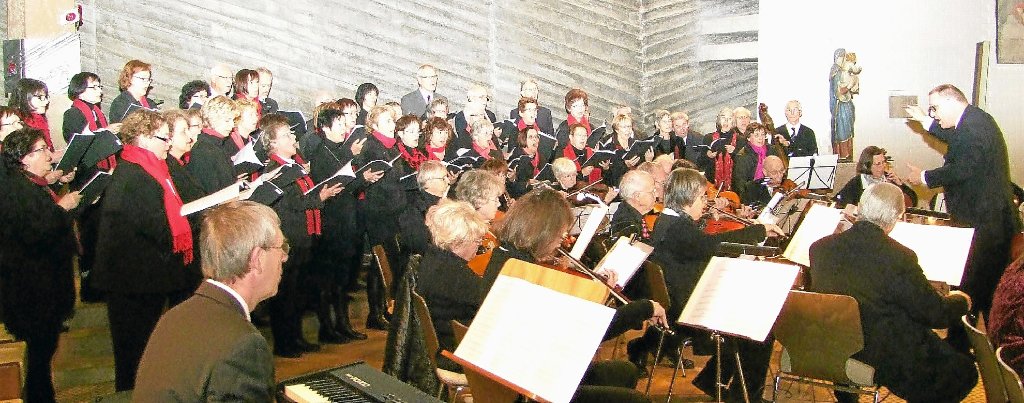 Chor, Orchester und Solisten begeistern beim Weihnachtsoratorium. Chor und Orchester in Aktion mit Dirigent Peter Auginski.  Fotos: Reichert