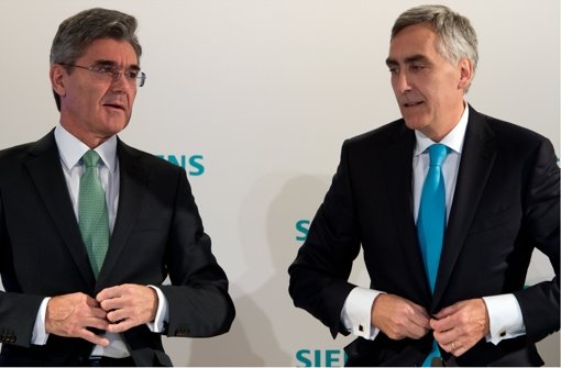 Die alte und die neue Spitze von Siemens: Finanzvorstand Joe Kaeser (links) und der Vorstandsvorsitzende Peter Löscher im Januar 2013 nach einer Pressekonferenz in München. Joe Kaeser wird Löscher an der Spitze des Konzerns ablösen. Foto: dpa