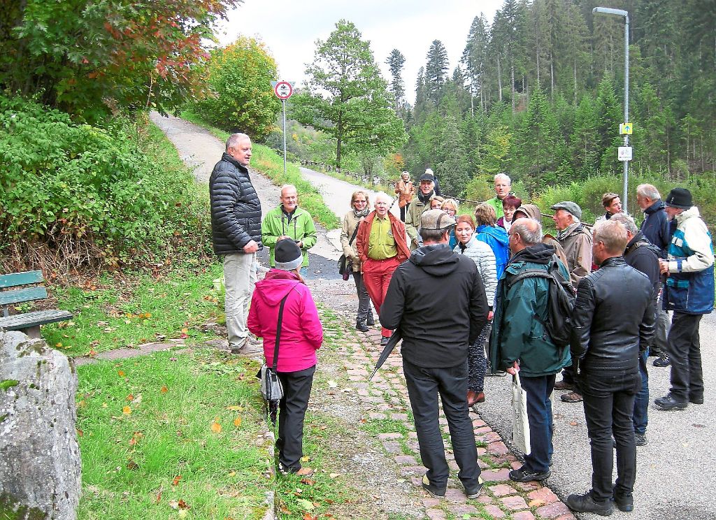 Amtsleiter Rudolf Müller (links) führte die Gruppe über das Gelände der Gartenschau in Christophstal.   Foto: Denkmalverein