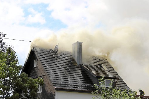 Den Schuppen konnten die Feuerwehrleute nicht mehr retten, das Wohnhaus wurde stark beschädigt.   Foto: Frommherz
