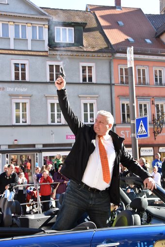 Michael Hellering gibt den Läufern den Startschuss zum fünften Volksbanklauf.  Foto: Siegmeier Foto: Schwarzwälder-Bote