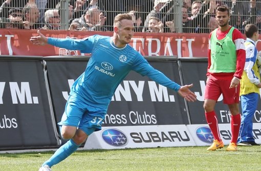 In der 84. Minute traf Manuel Fischer zum 2:1 für die Stuttgarter Kickers. Foto: Pressefoto Baumann