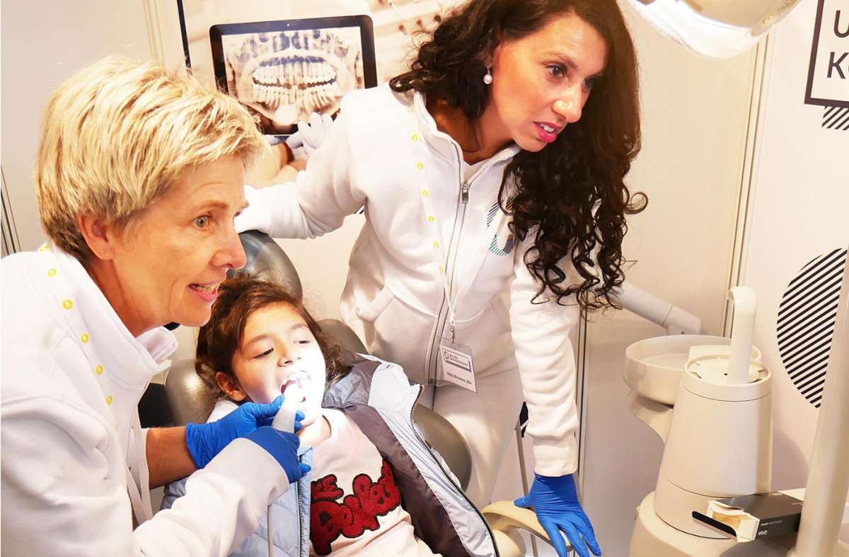 Keine Löcher: Die Kinder durften den Zahnarztstuhl ausprobieren und sich in den Mund schauen lassen, ob alles mit ihren Zähnen in Ordnung ist. Foto: Holbein