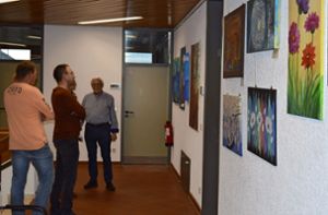 Die Rathaus-Galerie wird bunt durch Bilder einheimischer Künstler. Davon überzeugt sich der Gemeinderat nach seiner Sitzung. Foto: Herzog
