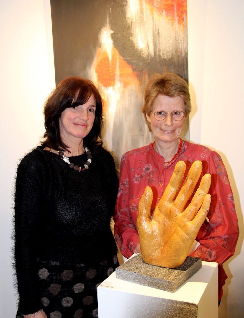 Gemälde und Skulpturen stellen Gabi Kammerer (links) und ­Helga Martin  in den Arztpraxisräumen im Curavital aus.  Foto: Hübner Foto: Schwarzwälder-Bote