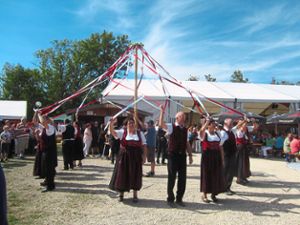 Die Schörzinger Vereine haben für das Dorffest viel Mühe aufgewendet, wie   hier beim Proben des Bändertanzes. Foto: Maier Foto: Schwarzwälder Bote