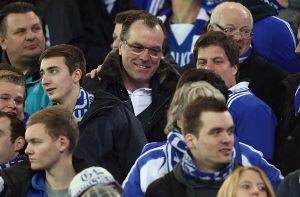 Schalkes Aufsichtsratsvorsitzender Clemens Tönnies (Mitte) steht zum Sponsor Gazprom. Foto: dpa