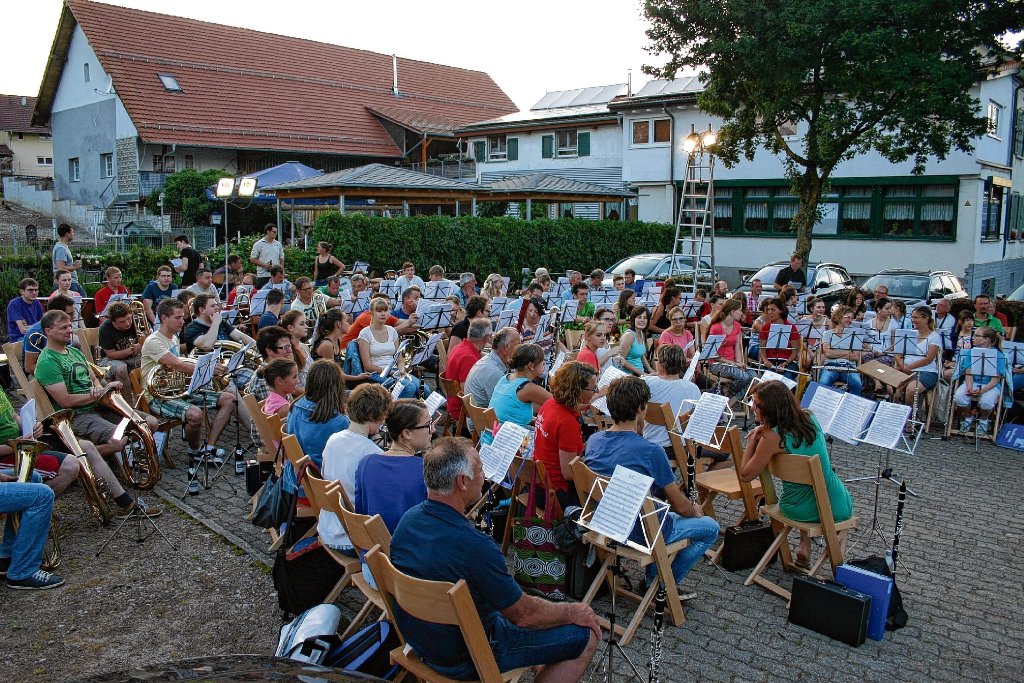 Im Freien probten drei Musikkapellen auf dem Parkplatz des Gasthauses Adler. Foto: privat Foto: Schwarzwälder-Bote