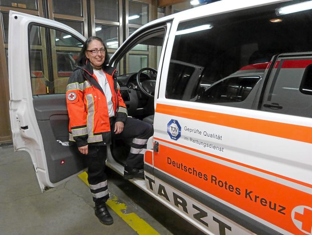 Gut drauf trotz Dienst: Ulrike Lewinski-Papenberg muss das Notarzt-Einsatzfahrzeug lenken.