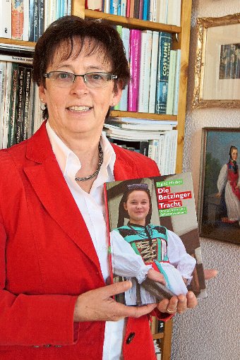 Zeigt ihr neues Buch: Ingrid Helber. Die Historikerin aus Balingen hat die Geschichte der Betzinger Tracht aufgearbeitet.  Foto: Privat Foto: Schwarzwälder-Bote