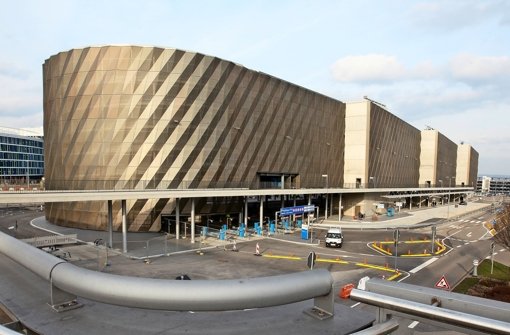 Das neue Busterminal liegt im Erdgeschoss des riesigen neuen Parkhauses am Flughafen Foto: Lichtgut/Horst Rudel