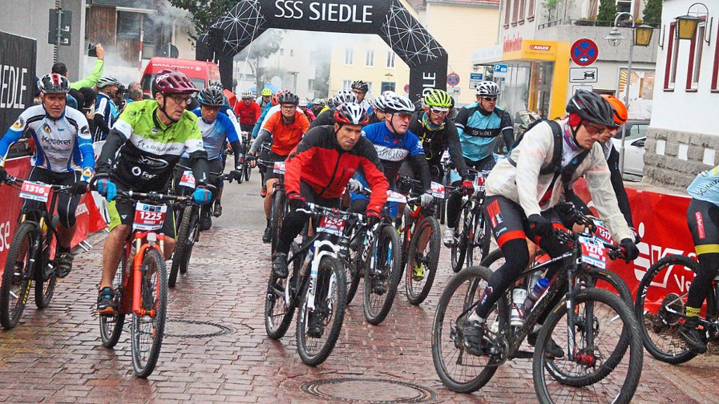 Deskundige Bestuiven Fonkeling Furtwangen: Regen schreckt Sportler beim Schwarzwald Bike Marathon ab -  Furtwangen & Umgebung - Schwarzwälder Bote