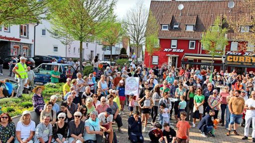 Über 300 Bürger kommen zur Kundgebung in der Ortsmitte von Tuningen. Foto: Erich Bieberstein
